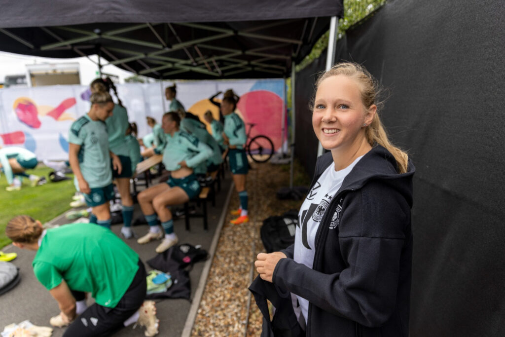 Hannah Pitt con los jugadores de la selección alemana