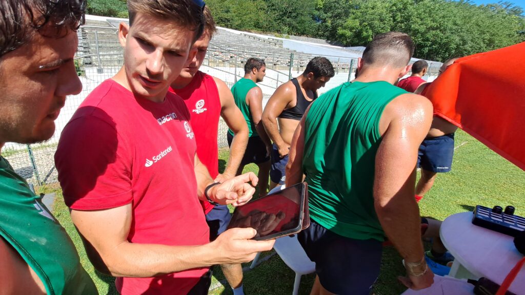 Treinador de Rugby de Portugal conversando com jogadores durante a preparação para o RWC23