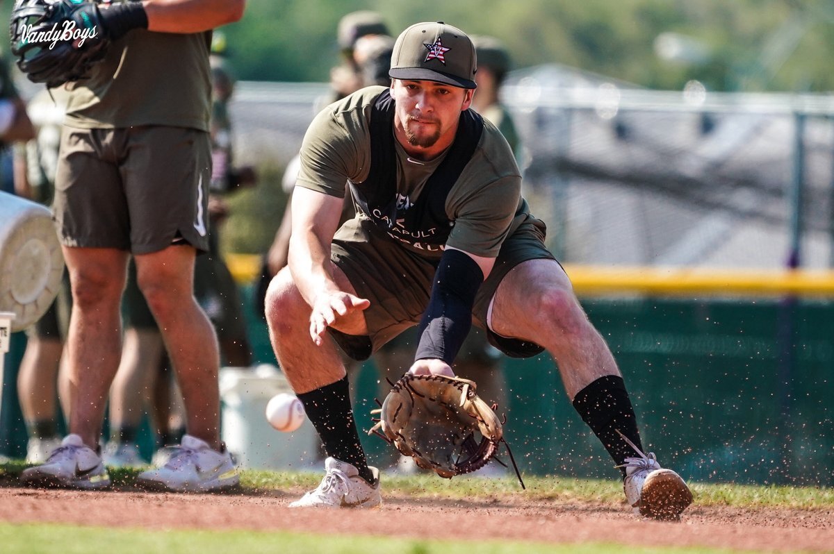 Vanderbilt Baseball: Spieler sammelt einen Bodenball ein, während er eine Katapultweste trägt