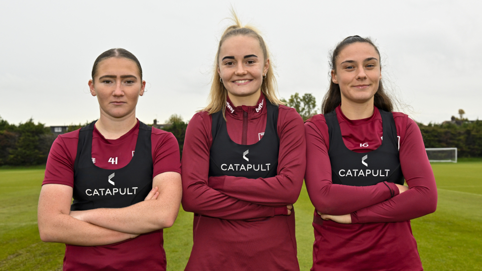 Equipe feminina do West Ham United com coletes catapulta