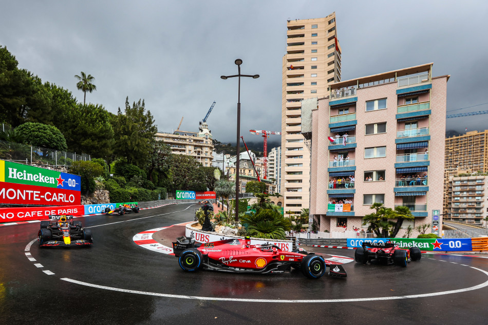 2021 Formel-1-Autos stehen beim Großen Preis von Monaco an einer Haarnadelkurve an