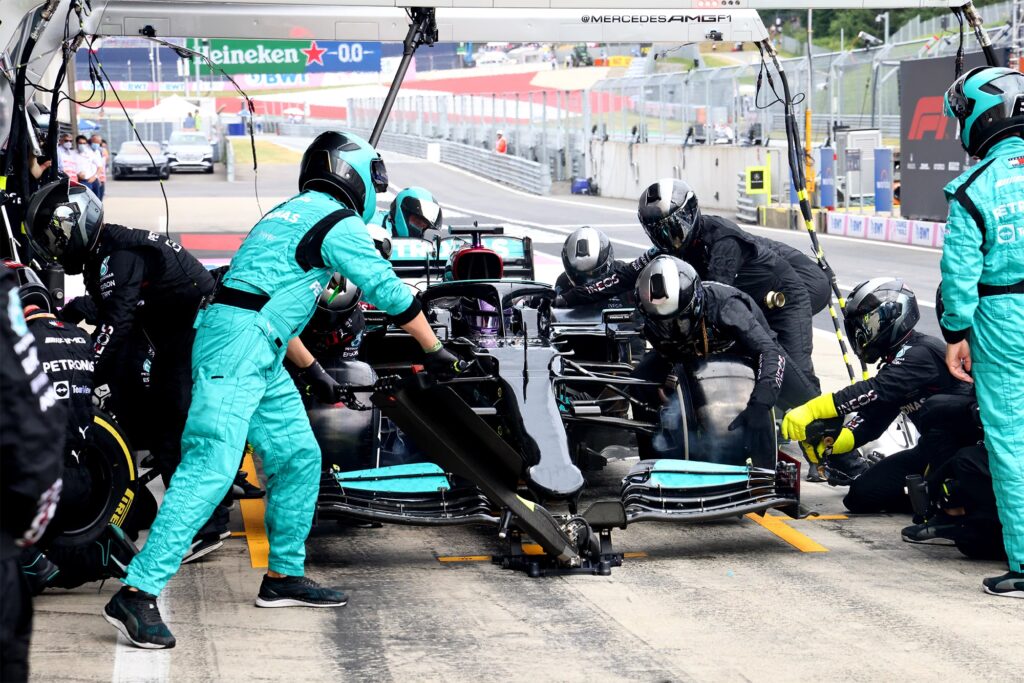 Vista frontal da equipe Mercedes de Fórmula 1 completando um pitstop