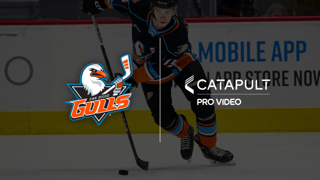 Un joueur de hockey des San Diego Gulls en action sur la glace, avec le logo des San Diego Gulls et celui de Catapult Pro Video côte à côte, soulignant leur partenariat dans le domaine de l'analyse vidéo avancée pour améliorer les performances de l'équipe.