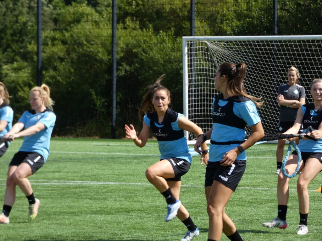นักฟุตบอลทีม London City Lionesses สวมเสื้อกั๊ก Catapult ระหว่างการฝึกซ้อมความอดทนในสนาม