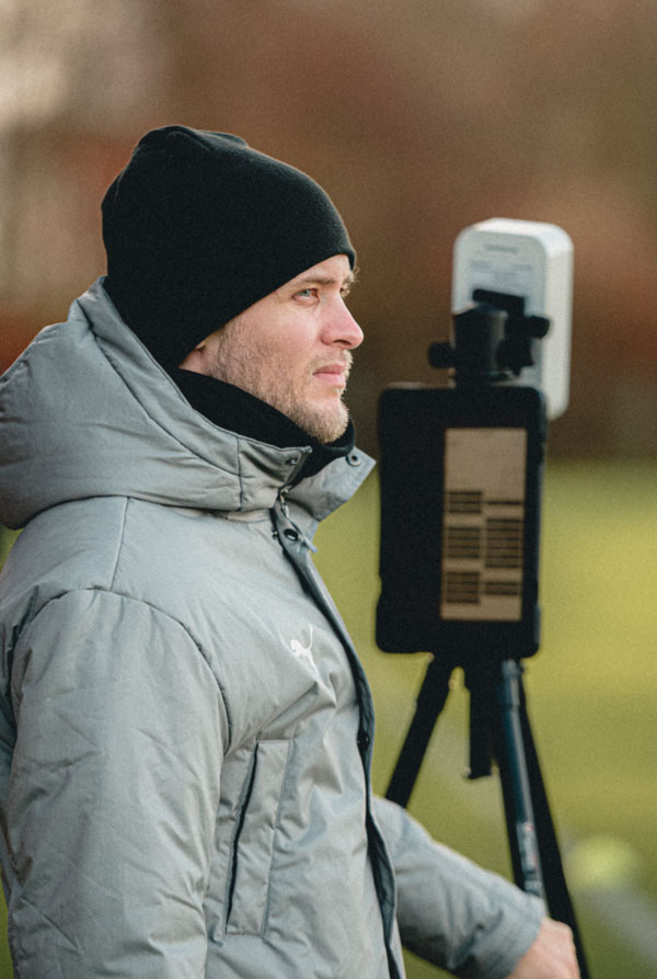 훈련 중 선수들의 움직임을 분석하고 있는 니클라스 비르타넨