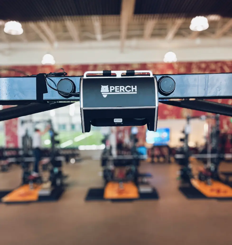 Perch กล้องวางอยู่บนชั้นวางน้ำหนักที่ BC หรือ Boston College