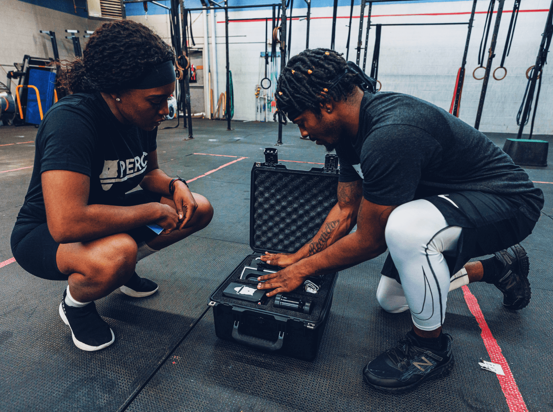 一对男女将一台perch 装进一个箱子里