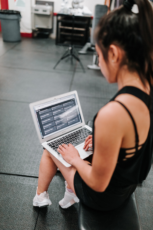 Menerapkan teknologi di ruang latihan beban dapat membantu kita melatih atlet dengan lebih tepat, asalkan penggunaannya mudah dan justru mendukung, bukan malah mengganggu, proses pembinaan Anda.
