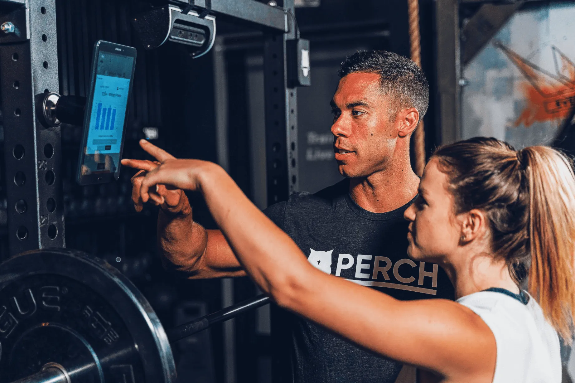Homem e mulher treinam o novo produto Perch