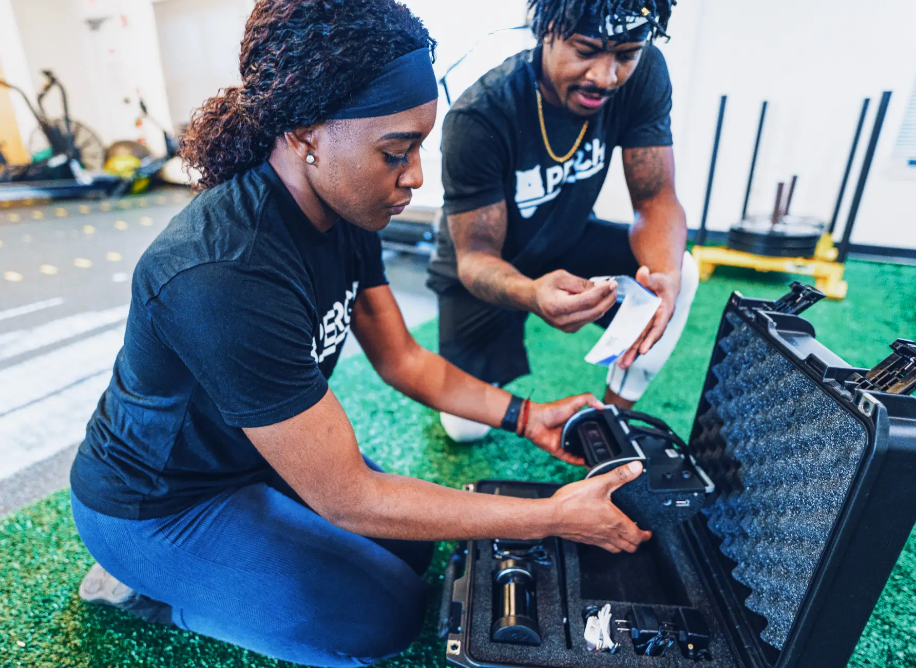 ผู้หญิงและผู้ชายมองไปที่ perch ชุด