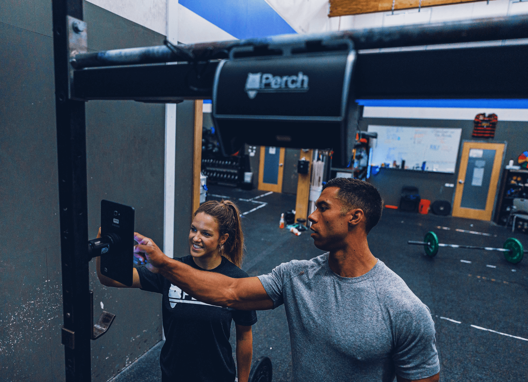 muž a žena diskutují o nákupu vybavení pro posilovnu a o za perch ích perch VBT