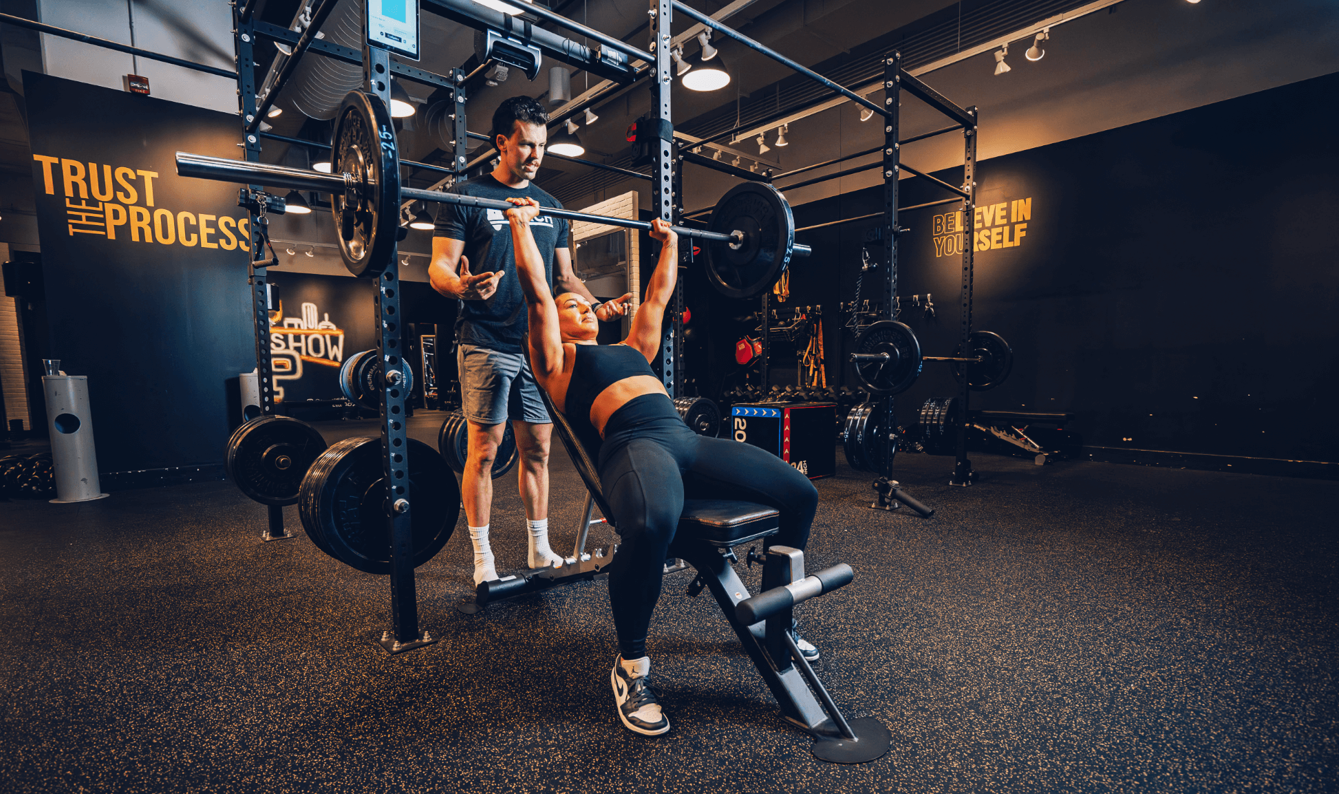 người đàn ông và người phụ nữ nâng vật bằng cách sử dụng Perch