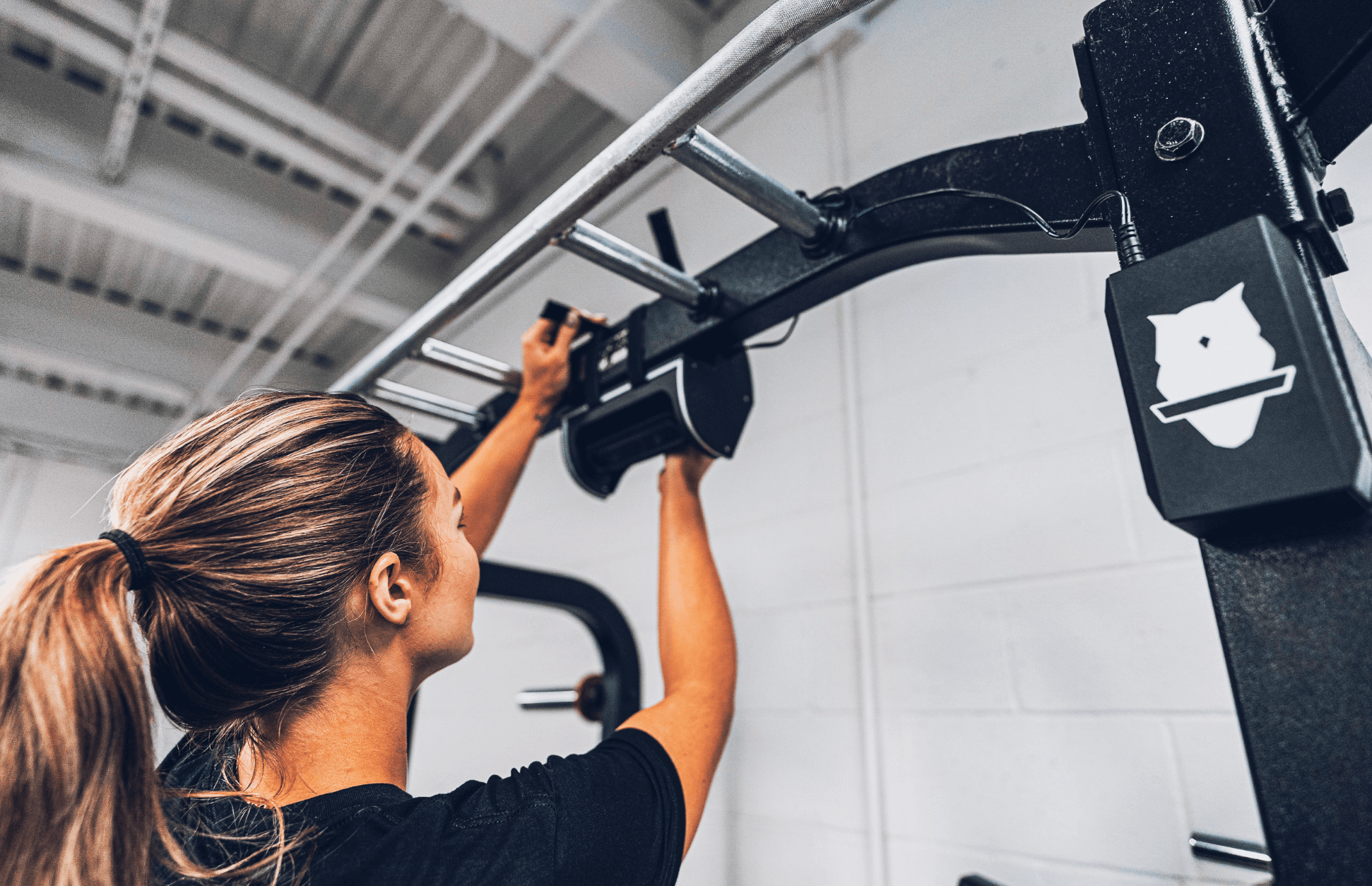 žena, která instaluje perch