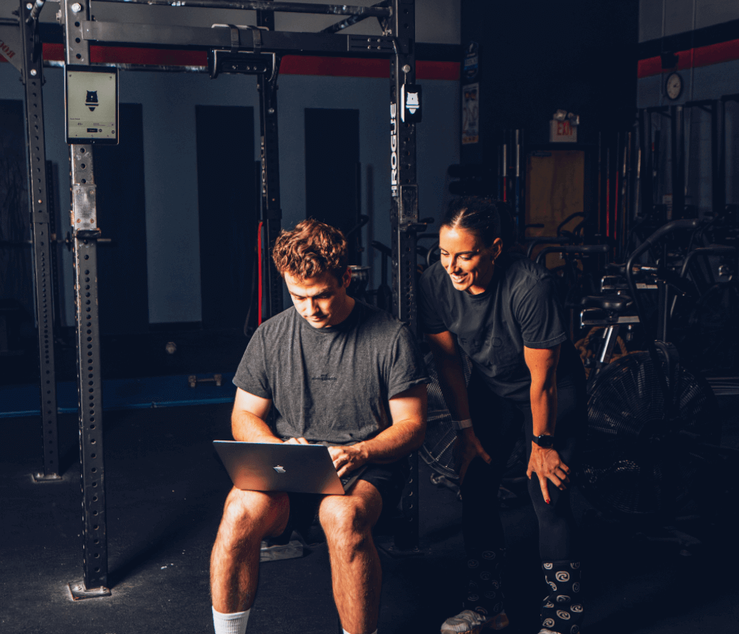 男女が画面にperch プログラムを見ている