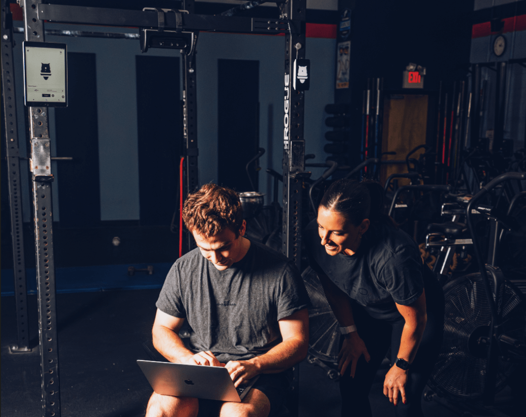 男女が、陸上競技における基礎教育に関するperch を見ている