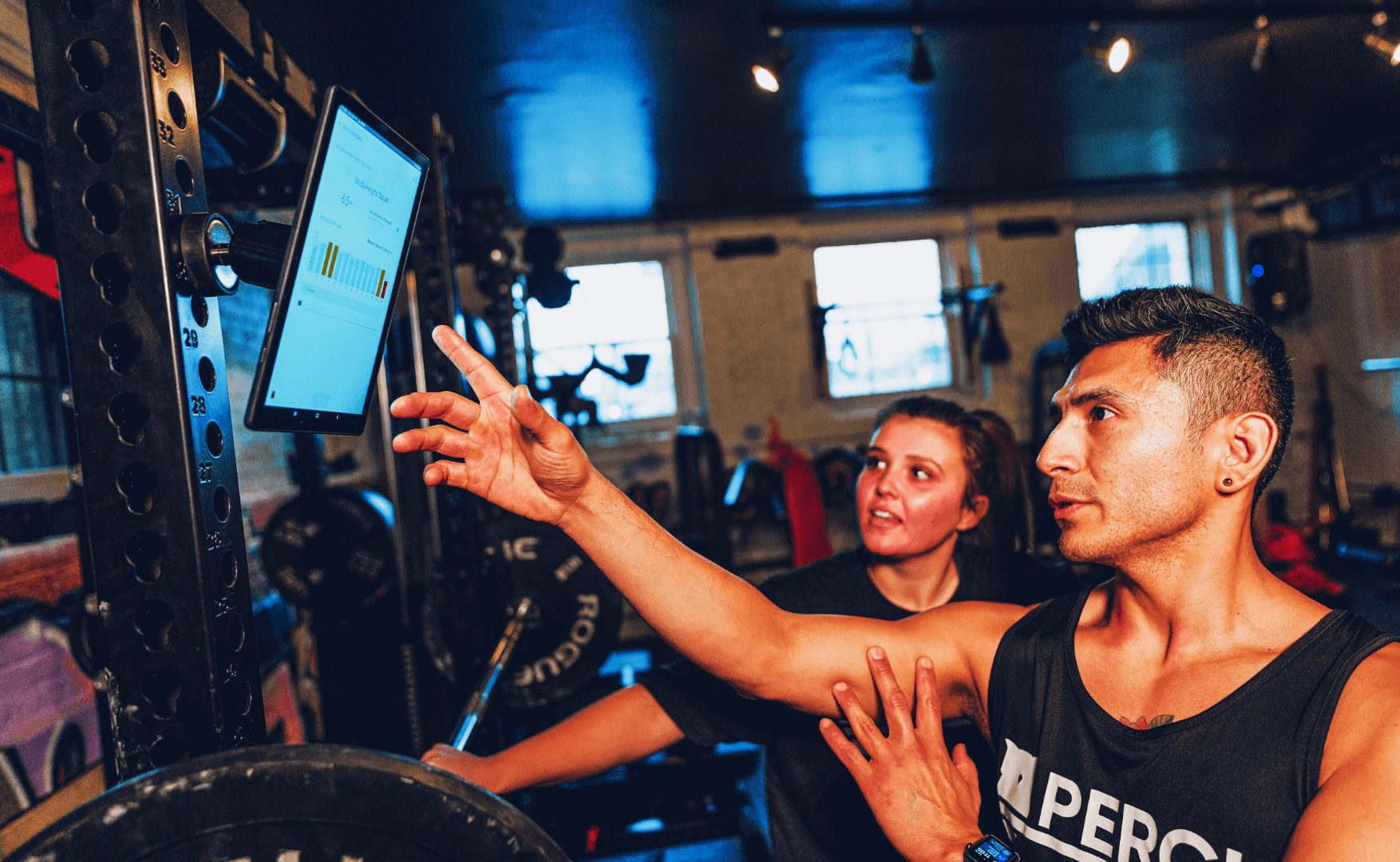 perch を見つめる男女