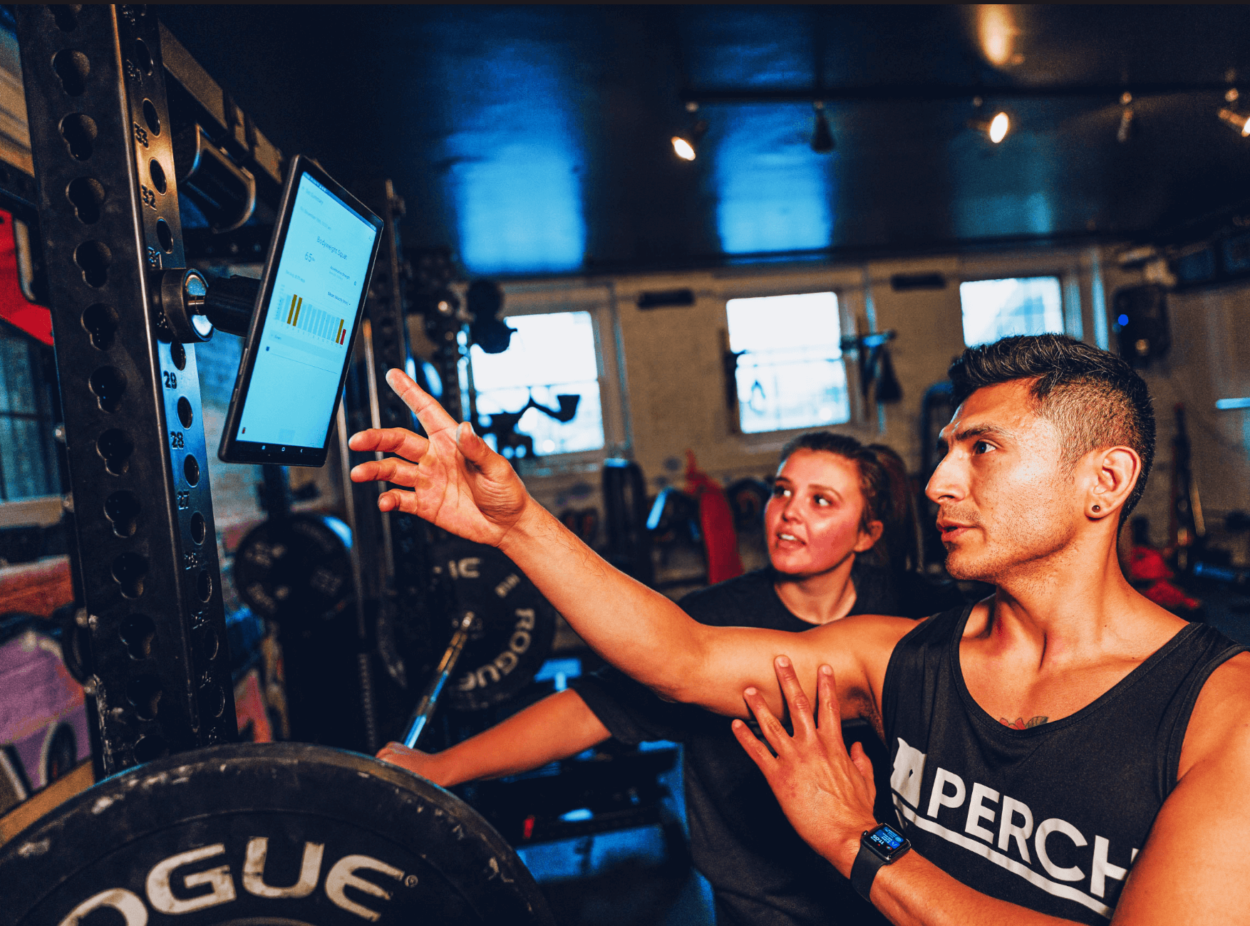 一对男女正在查看perch