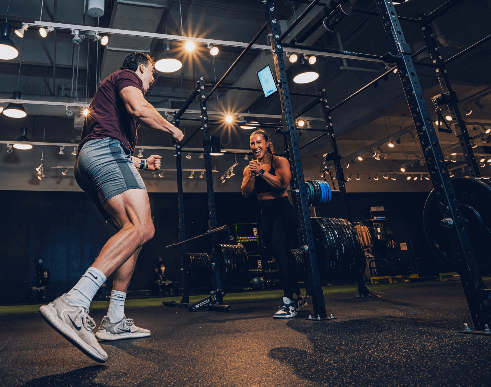 seorang pria melompat dan merayakan