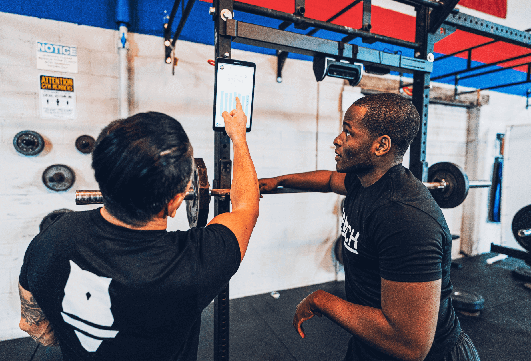 两名运动员正在查看Perch ，以制定个性化训练计划