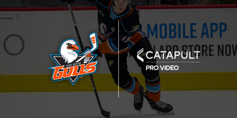Un giocatore di hockey dei San Diego Gulls in azione sul ghiaccio, con il logo dei San Diego Gulls e quello di Catapult Pro Video affiancati, a sottolineare la loro partnership nell'analisi video avanzata per migliorare le prestazioni della squadra.